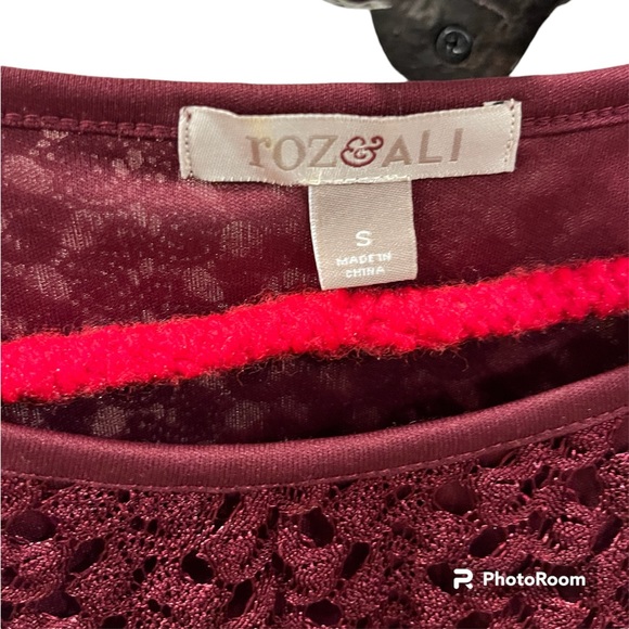 Lacey scoop neckline burgundy top. Size S - Picture 3 of 5